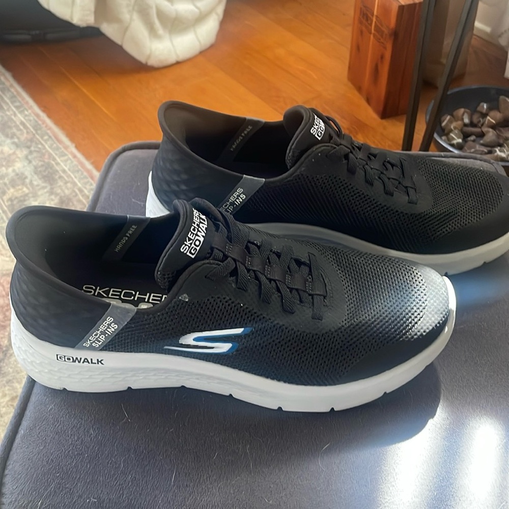 Men’s Skechers go walk shoes sz 11.5